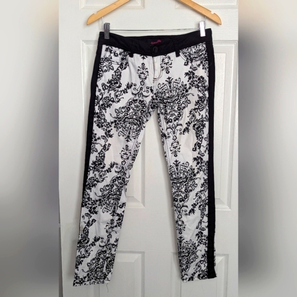 Almost Famous Women's (Size 7) Black and White Patterned Pants - Picture 1 of 12